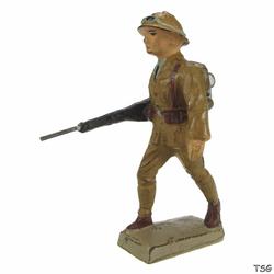 Lineol Soldier marching, bearing rifle under the arm
