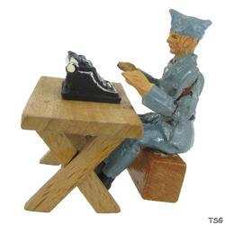 Elastolin Soldat am Tisch sitzend, mit Schreibmaschine