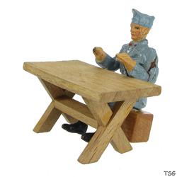 Elastolin Soldat auf Kiste am Tisch sitzend