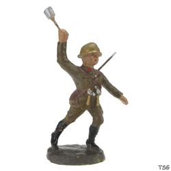 Kienel Soldat stehend, Handgranate werfend