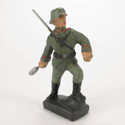Soldat stehend, Handgranate werfend