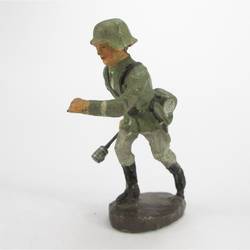 Soldat stürmend, mit Handgranate
