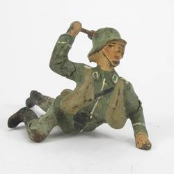 Soldat liegend, Handgranate werfend