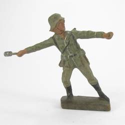 Soldat stehend, Handgranate werfend