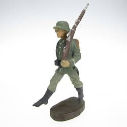 Soldat im Stechschritt marschierend, Gewehr über