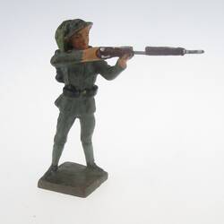 Soldat stehend, mit Gewehr schießend