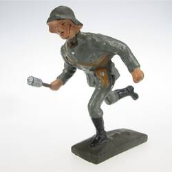 Soldat stürmend, mit Handgranate