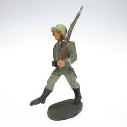 Elastolin Soldat im Stechschritt marschierend, Gewehr über