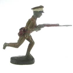 Elastolin Soldat stürmend, mit Gewehr
