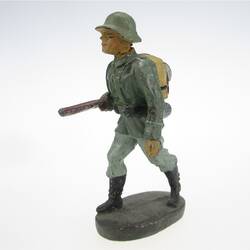 Elastolin Soldat marschierend, Gewehr unter dem Arm tragend