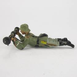 Lineol Soldat liegend, mit kleinem Entfernungsmesser